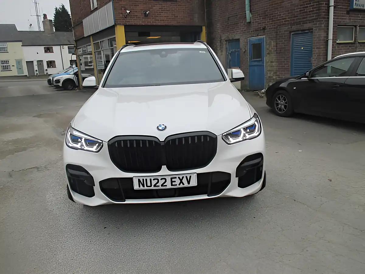 Used 2022 BMW X5 M Sport White - Front View
