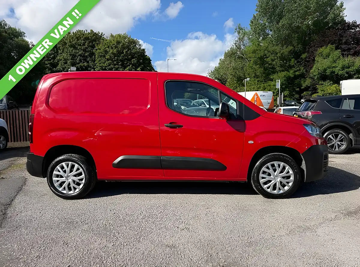 Used 2022 Citroen Berlingo Enterprise M Pro Red - Front View