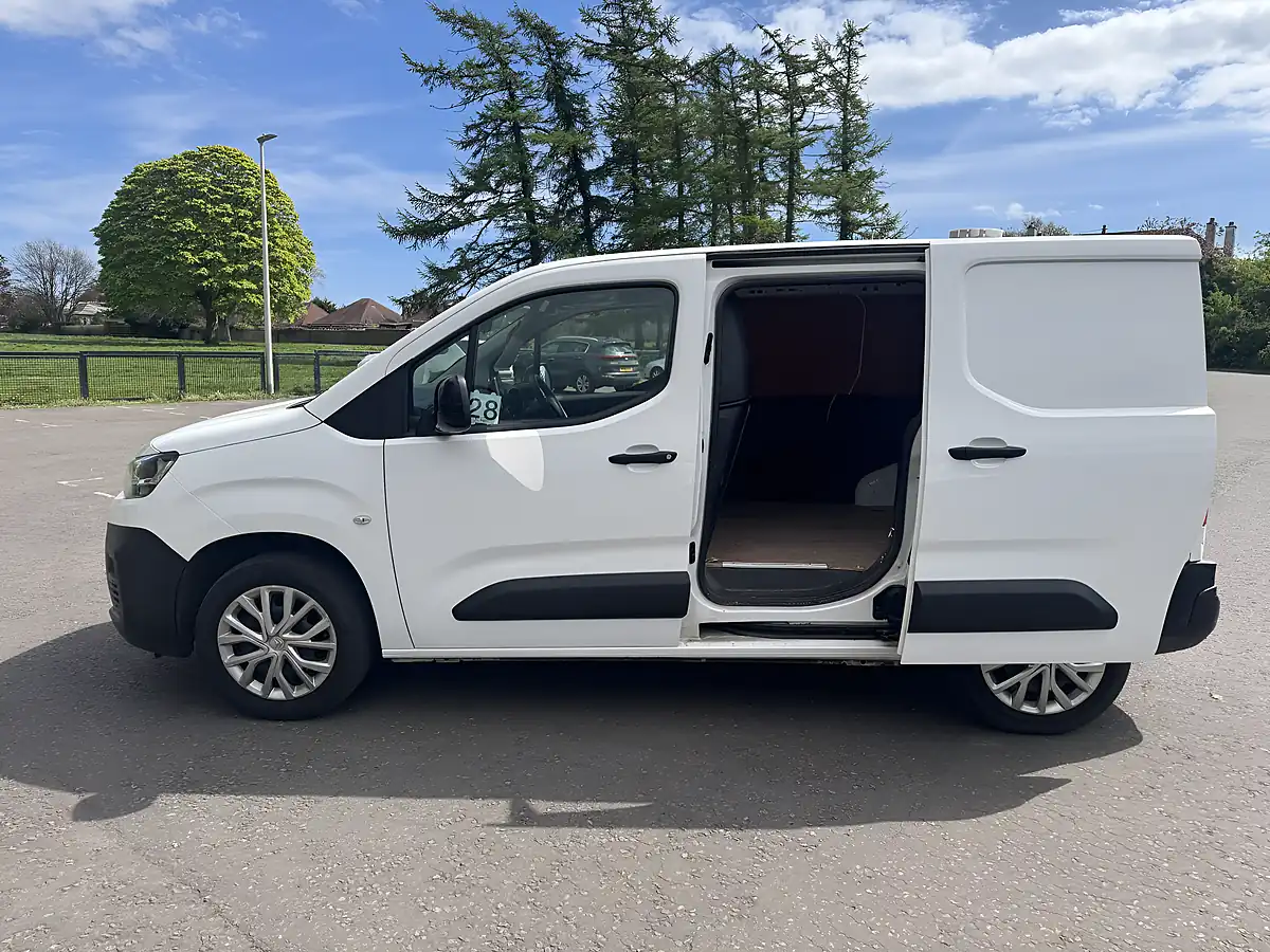 Used 2022 Citroen Berlingo Enterprise M Pro White - Interior and Exterior details 12