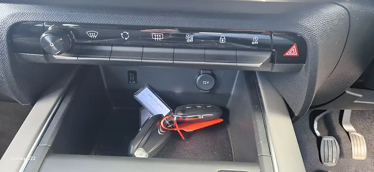 Used 2022 Citroen C5 Aircross Shine Red - Interior and Exterior details 16