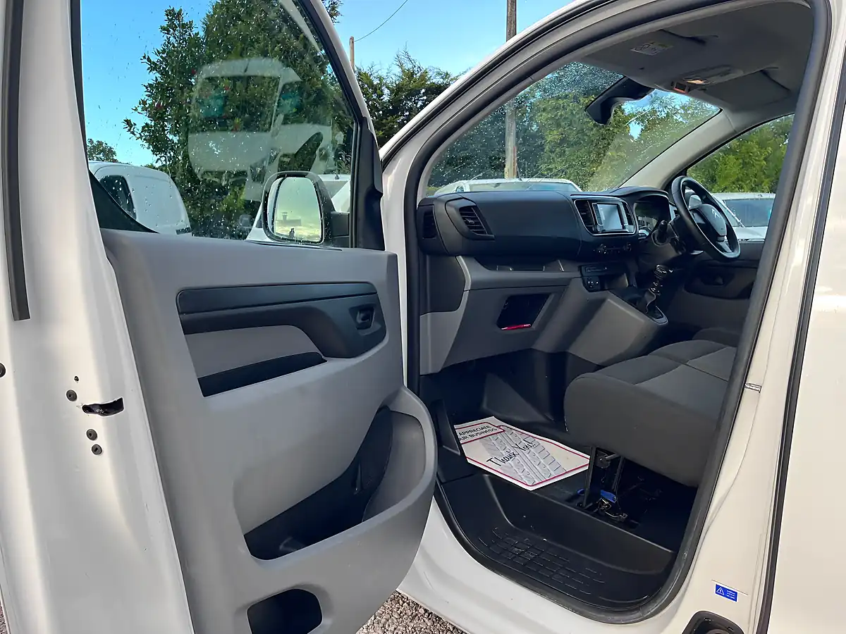 Used 2022 Citroen Dispatch Enterprise Pro M White - Interior and Exterior details 18