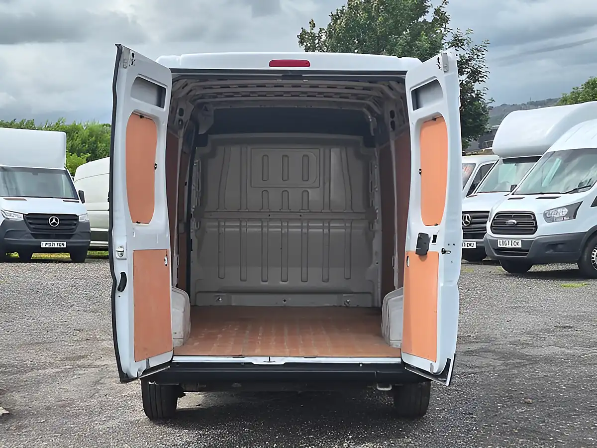 Used 2022 Citroen Relay Enterprise White - Interior and Exterior details 4
