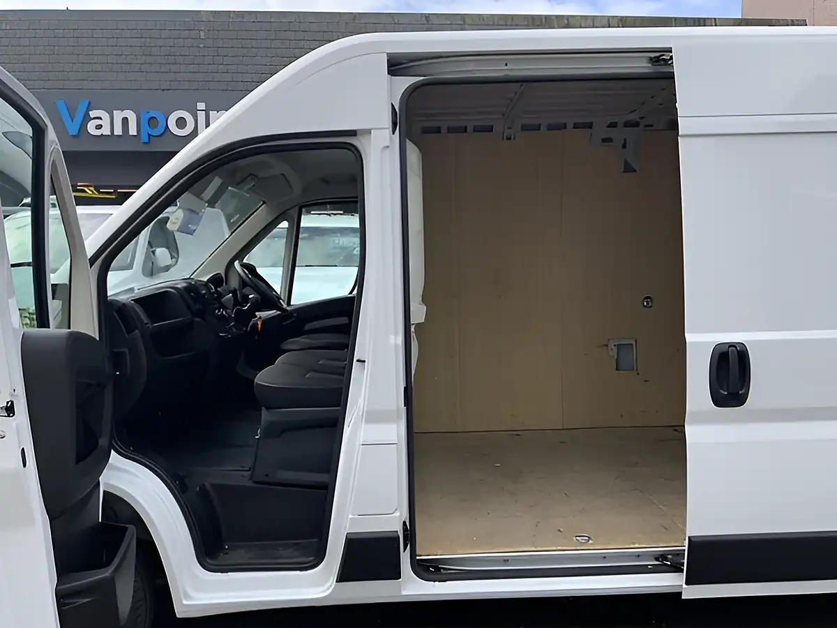 Used 2022 Citroen Relay Enterprise White - Interior and Exterior details 10