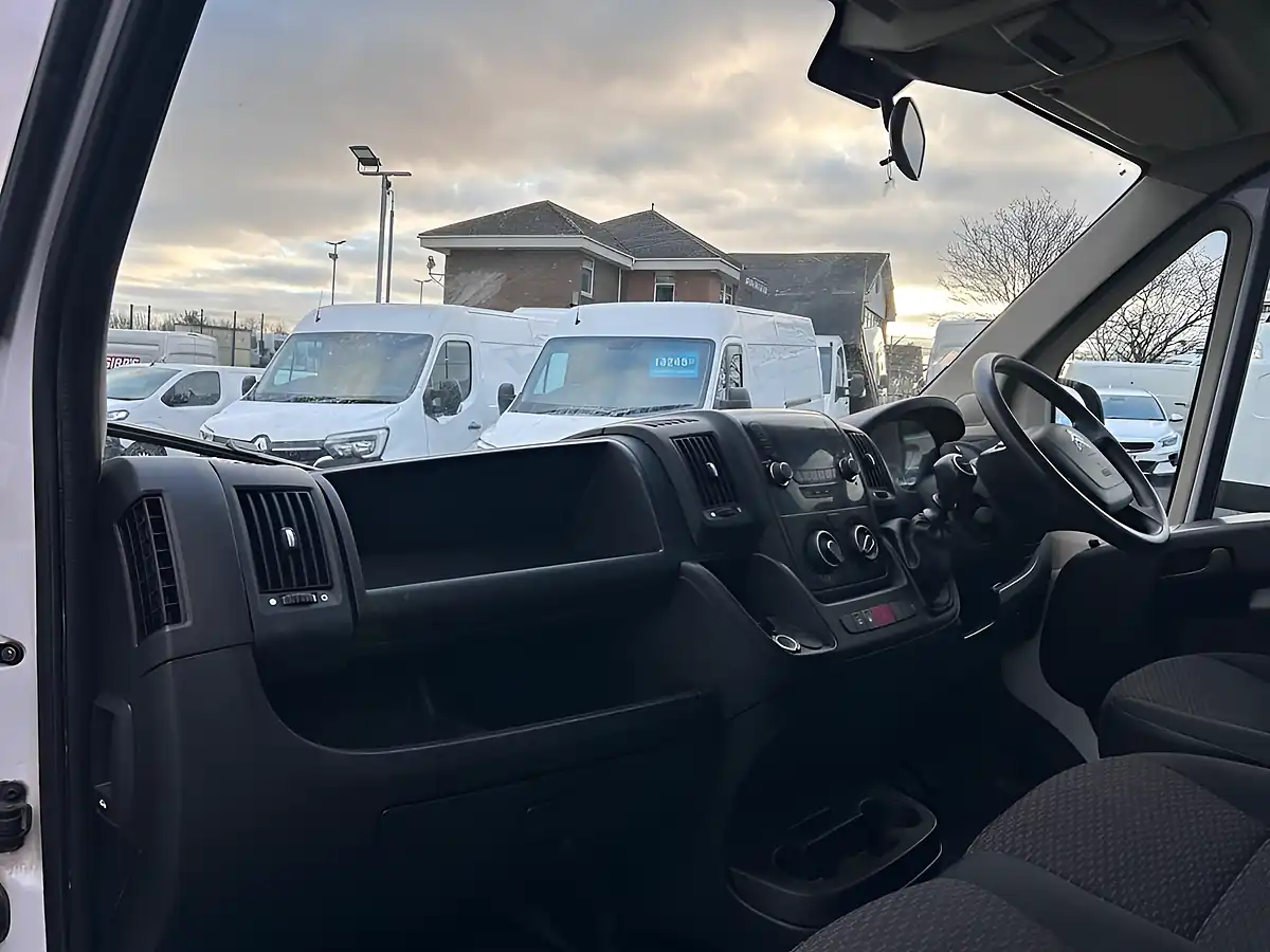 Used 2022 Citroen Relay Plus White - Interior and Exterior details 17