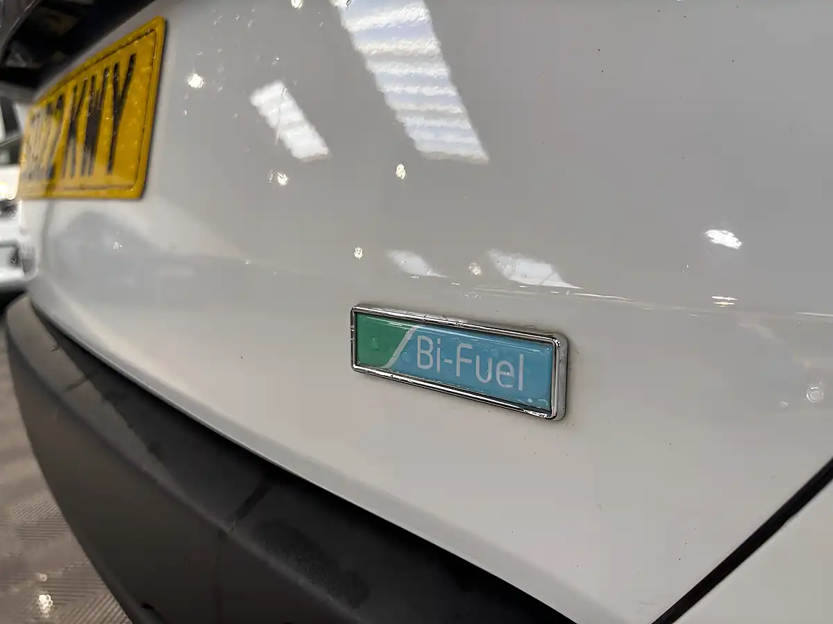 Used 2022 Dacia Duster Comfort Glacier White - Interior and Exterior details 10