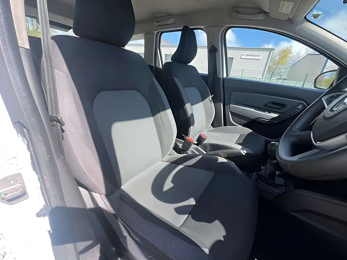 Used 2022 Dacia Duster Essential Glacier White - Interior and Exterior details 13