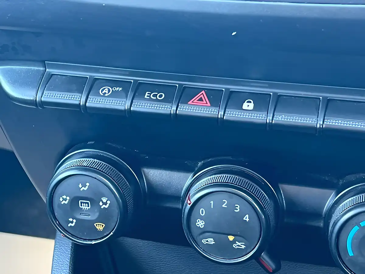 Used 2022 Dacia Duster Essential Glacier White - Interior and Exterior details 20