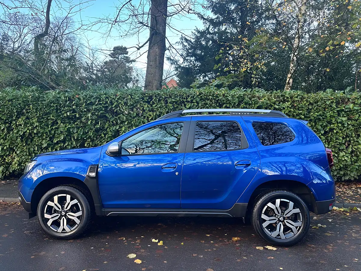 Used 2022 Dacia Duster Prestige Blue - Interior and Exterior details 7