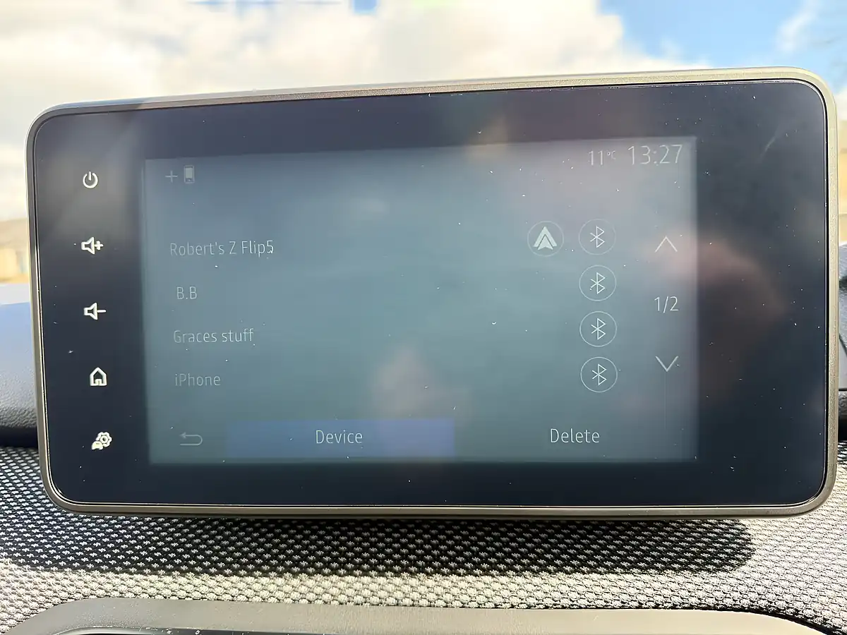 Used 2022 Dacia Jogger Comfort Grey - Interior and Exterior details 12