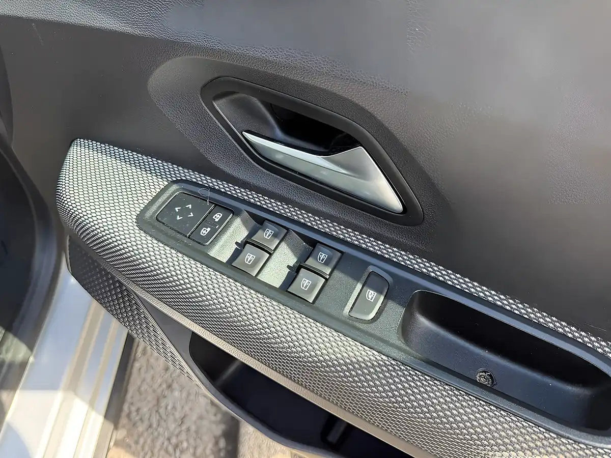 Used 2022 Dacia Jogger Comfort Grey - Interior and Exterior details 16