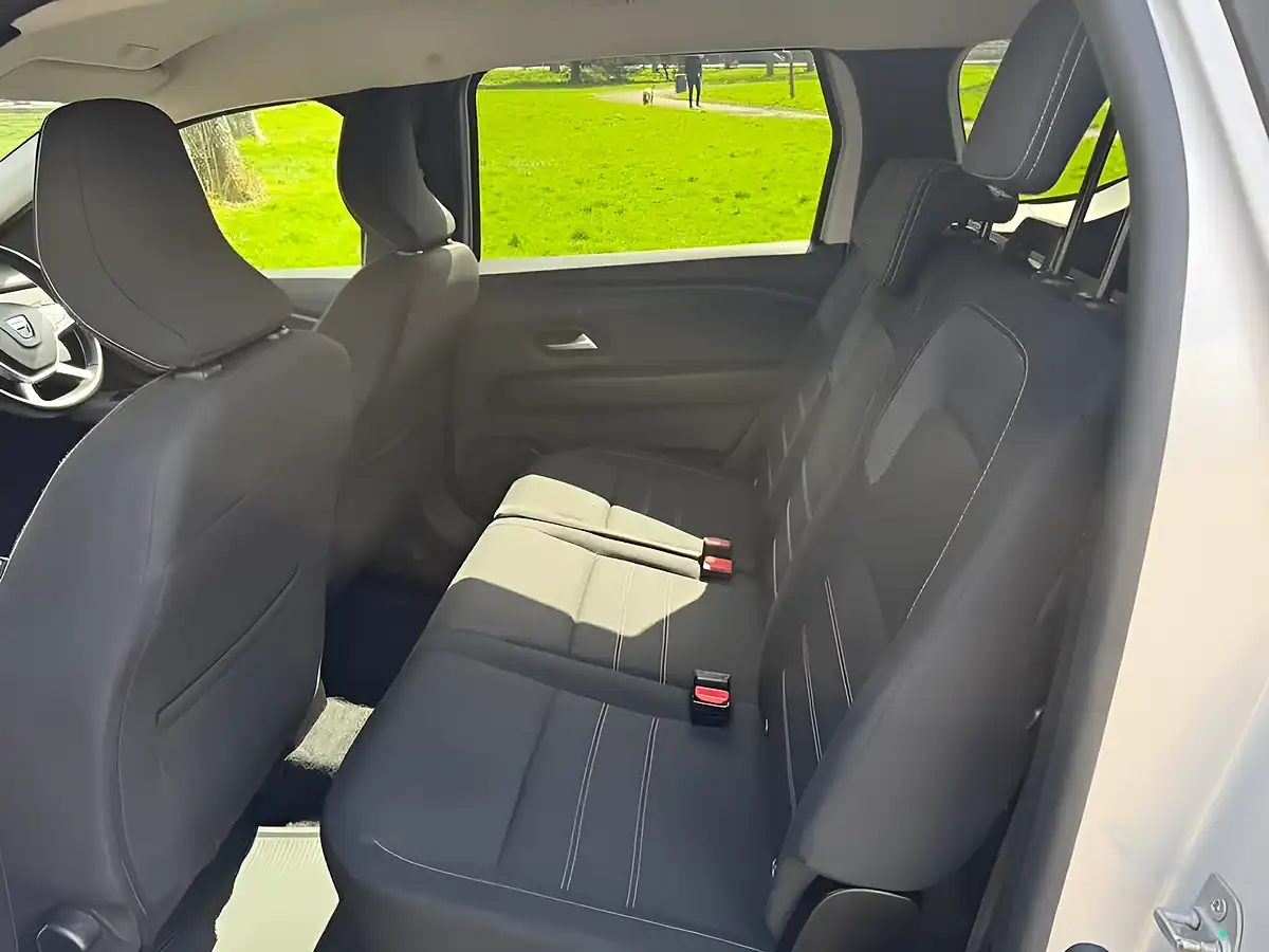 Used 2022 Dacia Jogger Comfort Grey - Interior and Exterior details 17