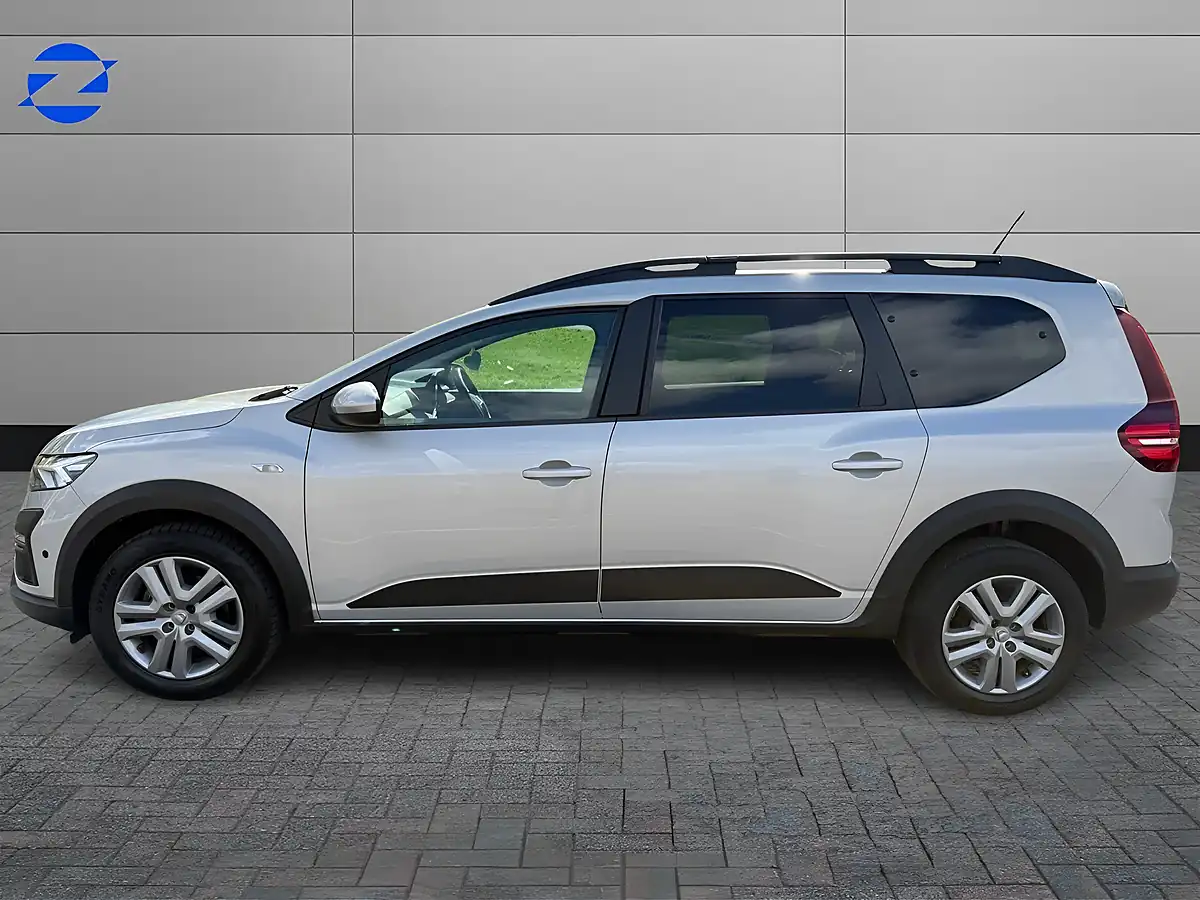 Used 2022 Dacia Jogger Comfort Grey - Interior and Exterior details 4