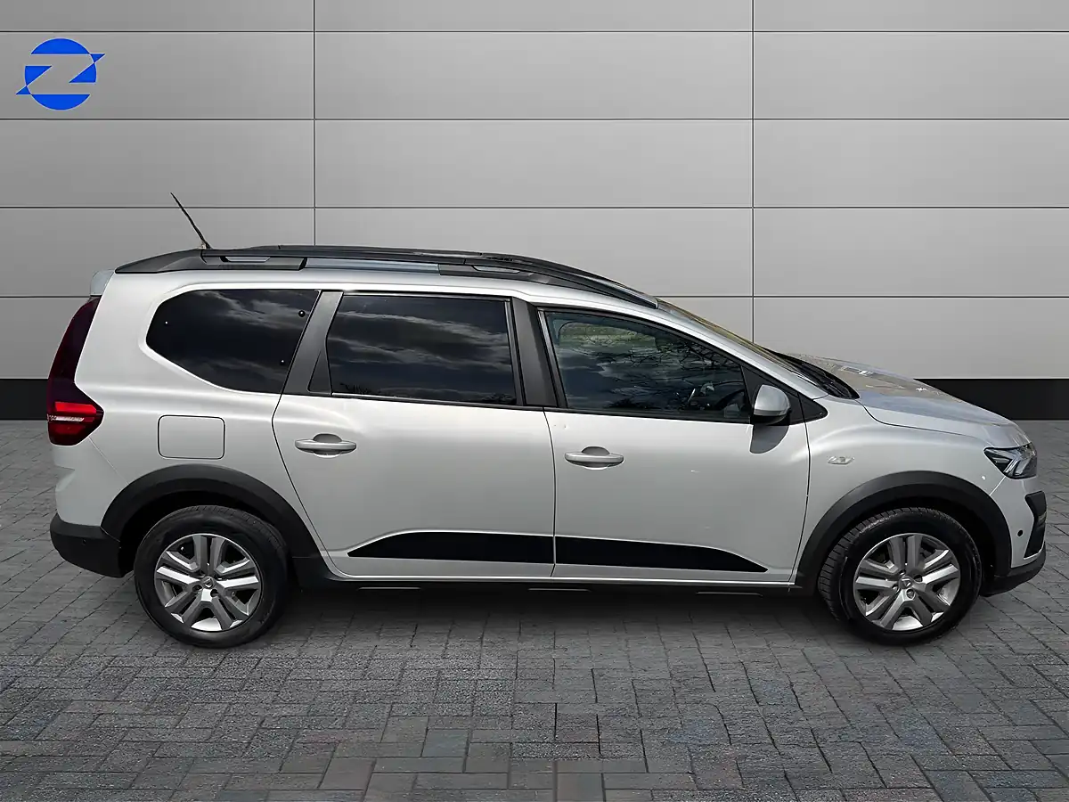 Used 2022 Dacia Jogger Comfort Grey - Interior and Exterior details 5