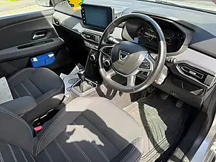 Used 2022 Dacia Jogger Comfort Grey - Interior and Exterior details 9