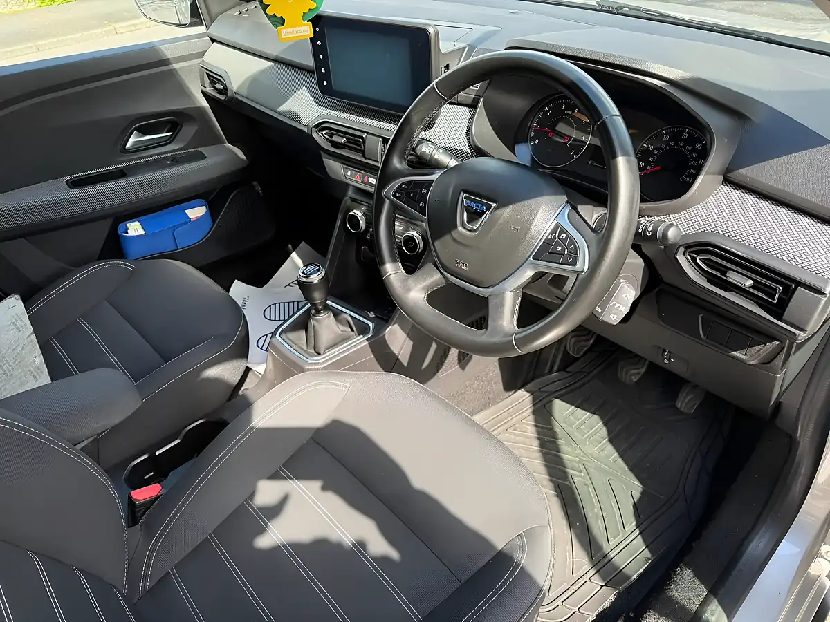 Used 2022 Dacia Jogger Comfort Grey - Interior and Exterior details 9