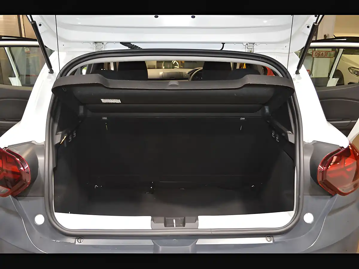 Used 2022 Dacia Sandero Access Glacier White - Interior and Exterior details 12