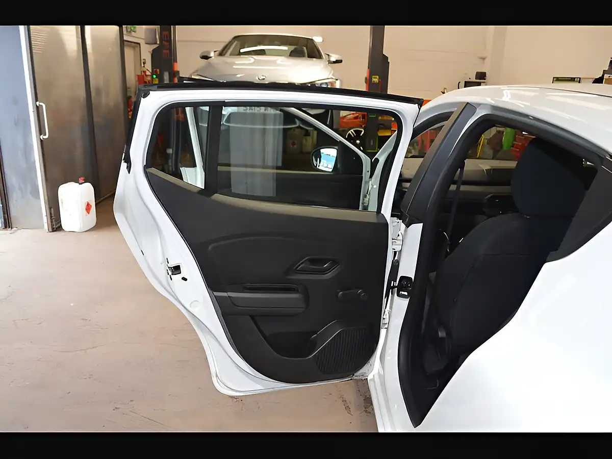 Used 2022 Dacia Sandero Access Glacier White - Interior and Exterior details 13