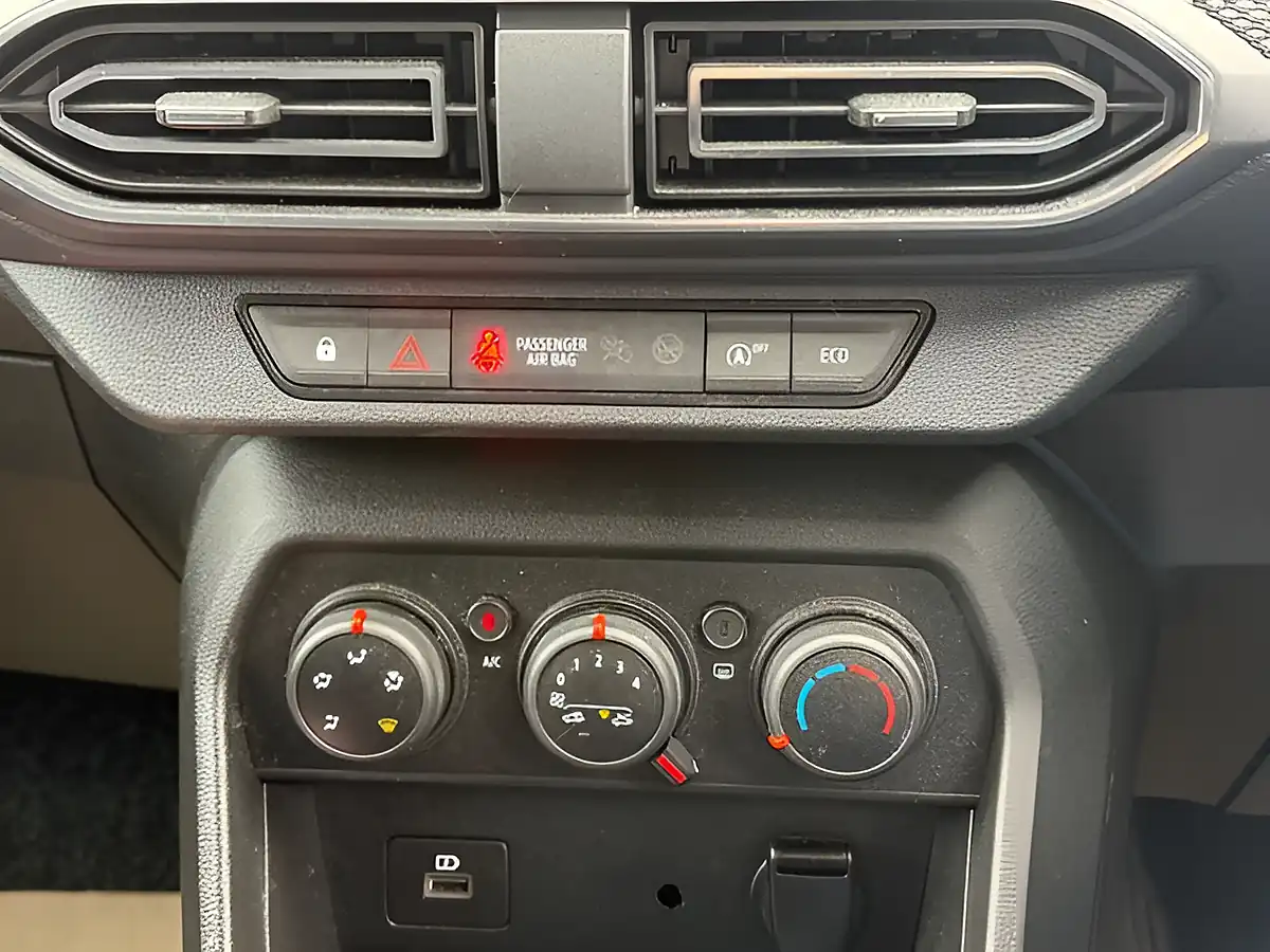 Used 2022 Dacia Sandero Comfort White - Interior and Exterior details 12