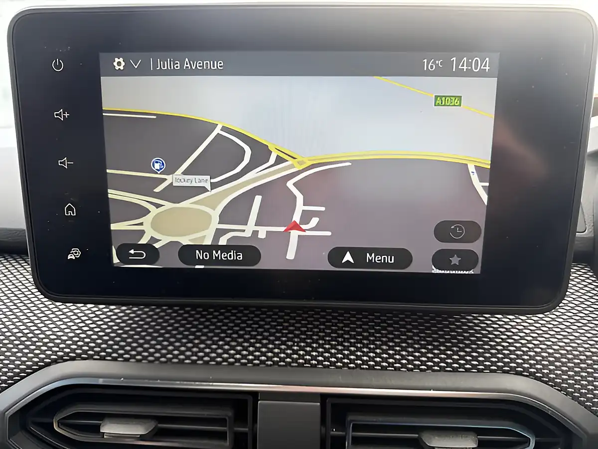 Used 2022 Dacia Sandero Comfort White - Interior and Exterior details 3