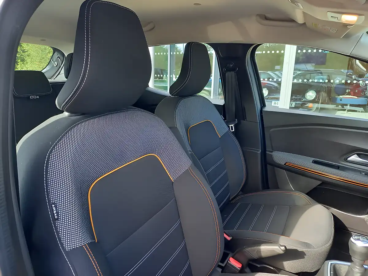 Used 2022 Dacia Sandero Stepway Comfort Grey - Interior and Exterior details 12