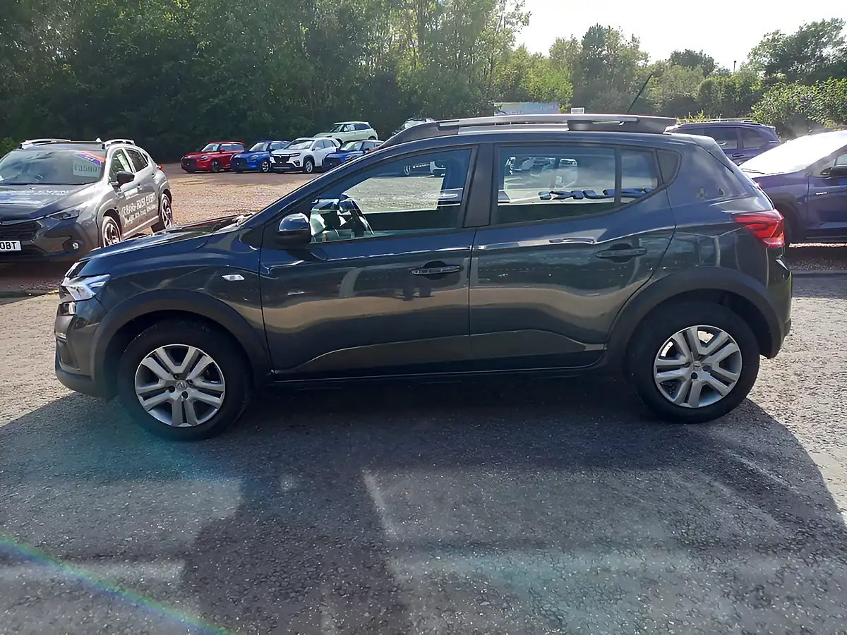 Used 2022 Dacia Sandero Stepway Comfort Grey - Interior and Exterior details 4