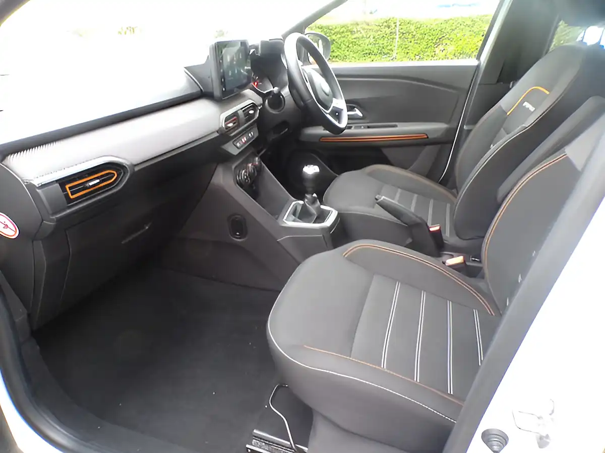Used 2022 Dacia Sandero Stepway Comfort White - Interior and Exterior details 11
