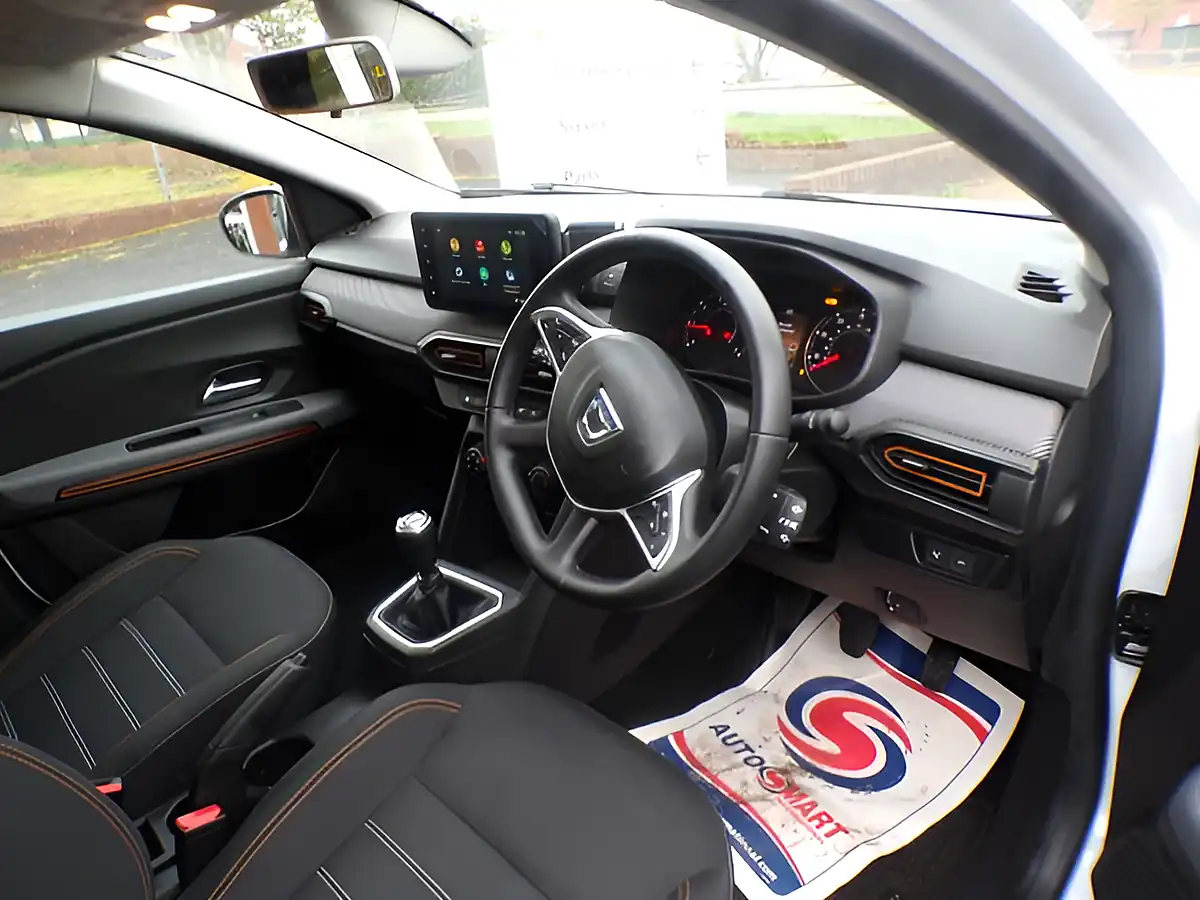 Used 2022 Dacia Sandero Stepway Comfort White - Interior and Exterior details 15