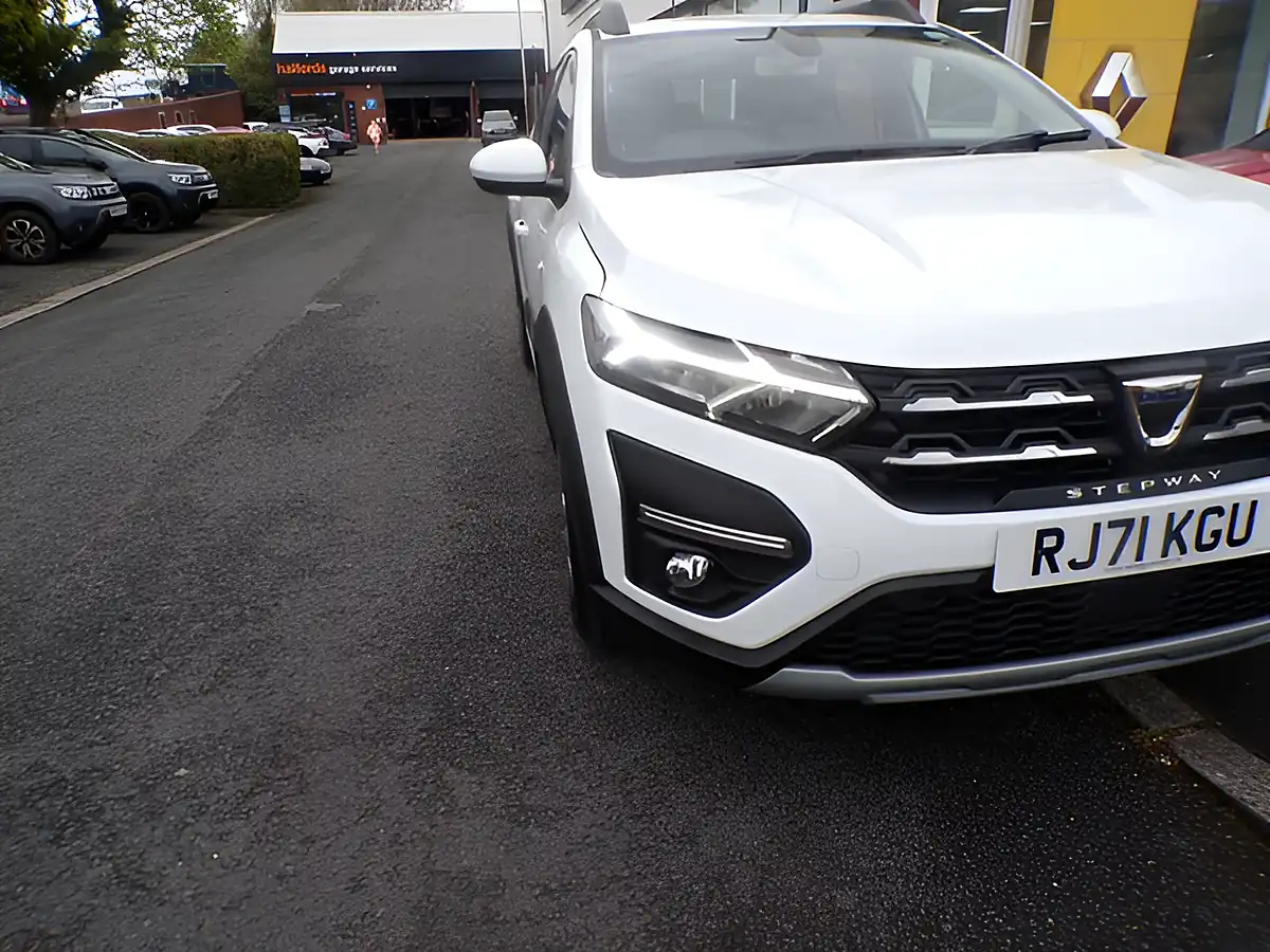 Used 2022 Dacia Sandero Stepway Comfort White - Interior and Exterior details 6