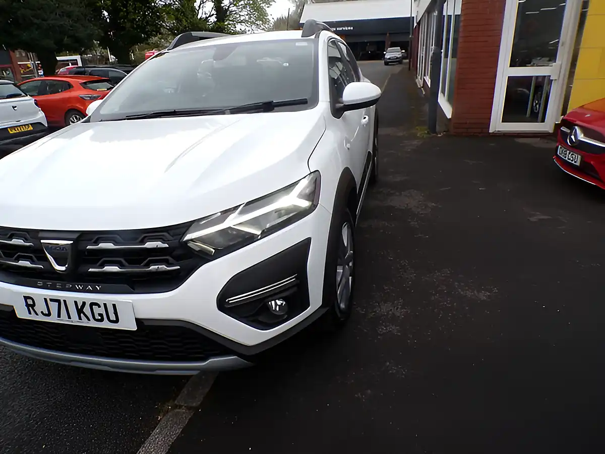 Used 2022 Dacia Sandero Stepway Comfort White - Interior and Exterior details 7