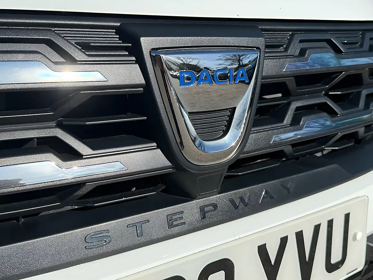 Used 2022 Dacia Sandero Stepway Essential Glacier White - Interior and Exterior details 10