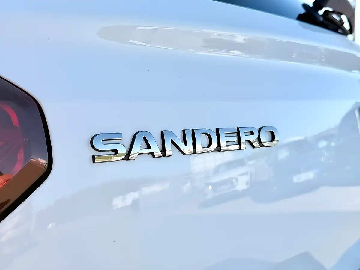 Used 2022 Dacia Sandero Stepway Essential Glacier White - Interior and Exterior details 12