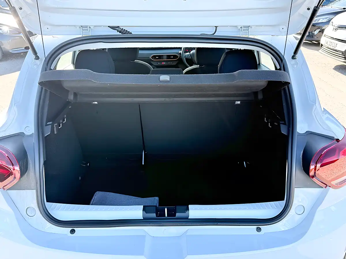 Used 2022 Dacia Sandero Stepway Essential Glacier White - Interior and Exterior details 13