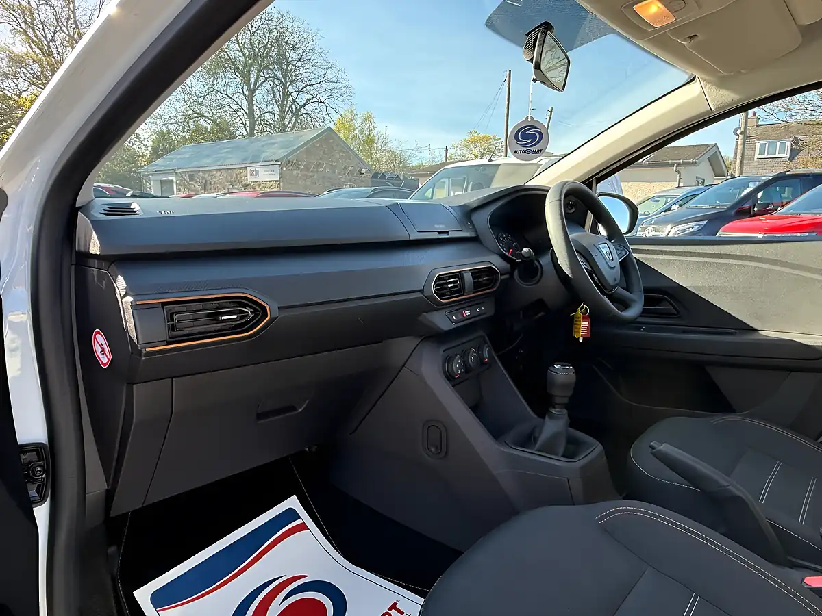 Used 2022 Dacia Sandero Stepway Essential Glacier White - Interior and Exterior details 15