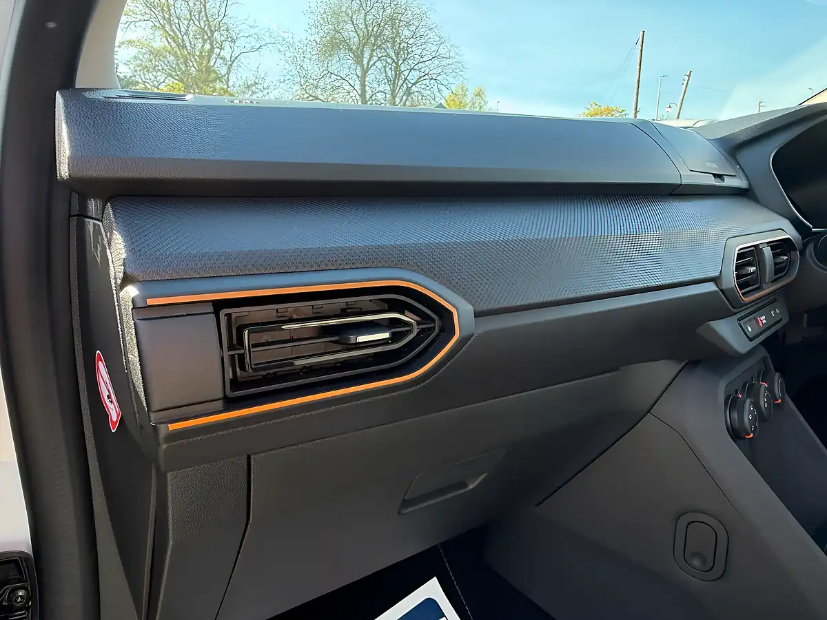 Used 2022 Dacia Sandero Stepway Essential Glacier White - Interior and Exterior details 16