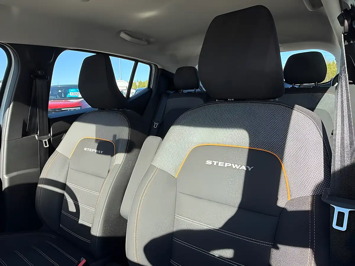 Used 2022 Dacia Sandero Stepway Essential Glacier White - Interior and Exterior details 17