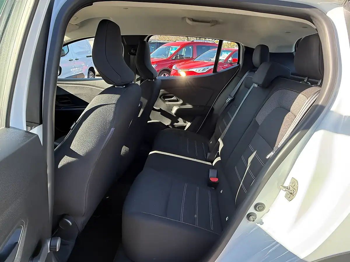 Used 2022 Dacia Sandero Stepway Essential Glacier White - Interior and Exterior details 19
