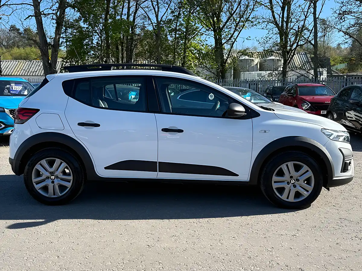 Used 2022 Dacia Sandero Stepway Essential Glacier White - Interior and Exterior details 4
