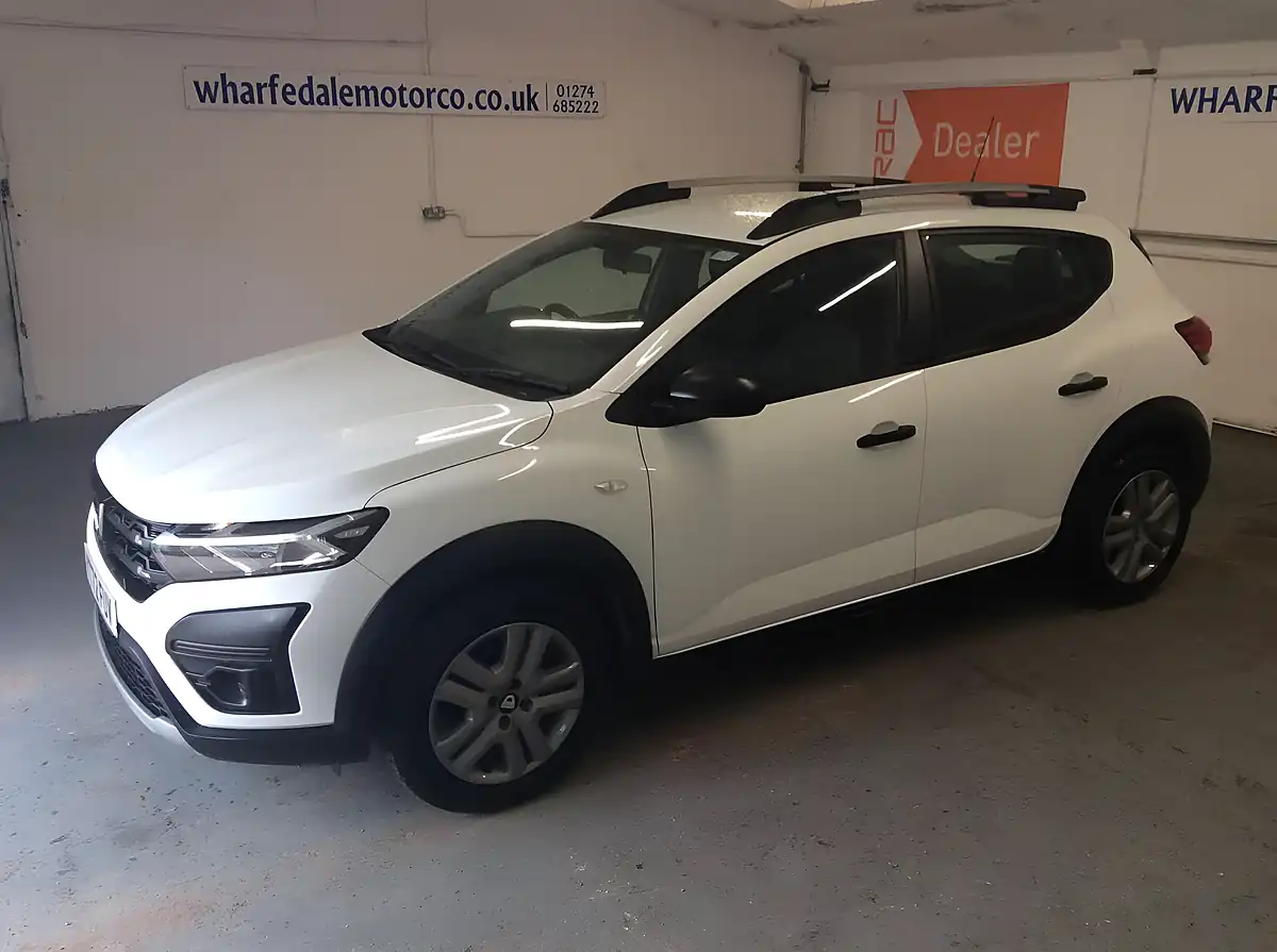 Used 2022 Dacia Sandero Stepway Essential White - Front View