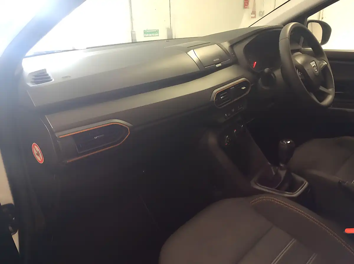 Used 2022 Dacia Sandero Stepway Essential White - Interior and Exterior details 15