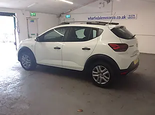 Used 2022 Dacia Sandero Stepway Essential White - Interior and Exterior details 8