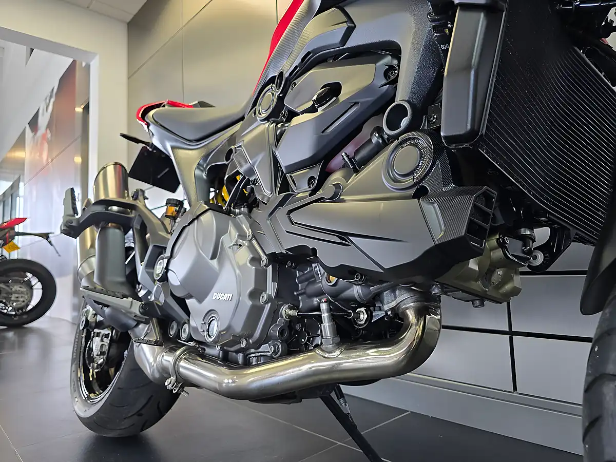 Used 2022 Ducati Monster 937 Plus Red - Interior and Exterior details 6