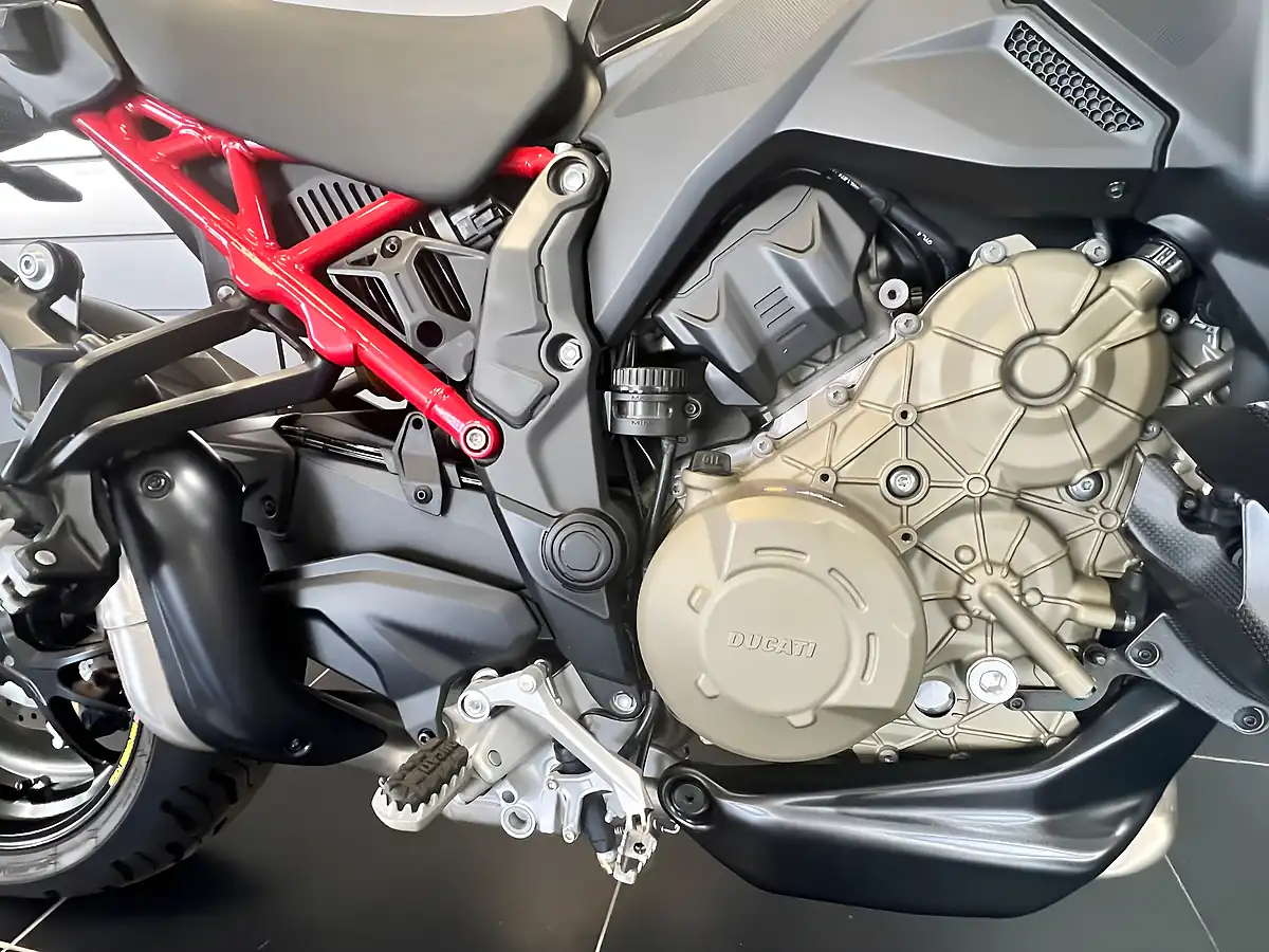 Used 2022 Ducati Multistrada V4 Pikes Peak Multi-Coloured - Interior and Exterior details 9