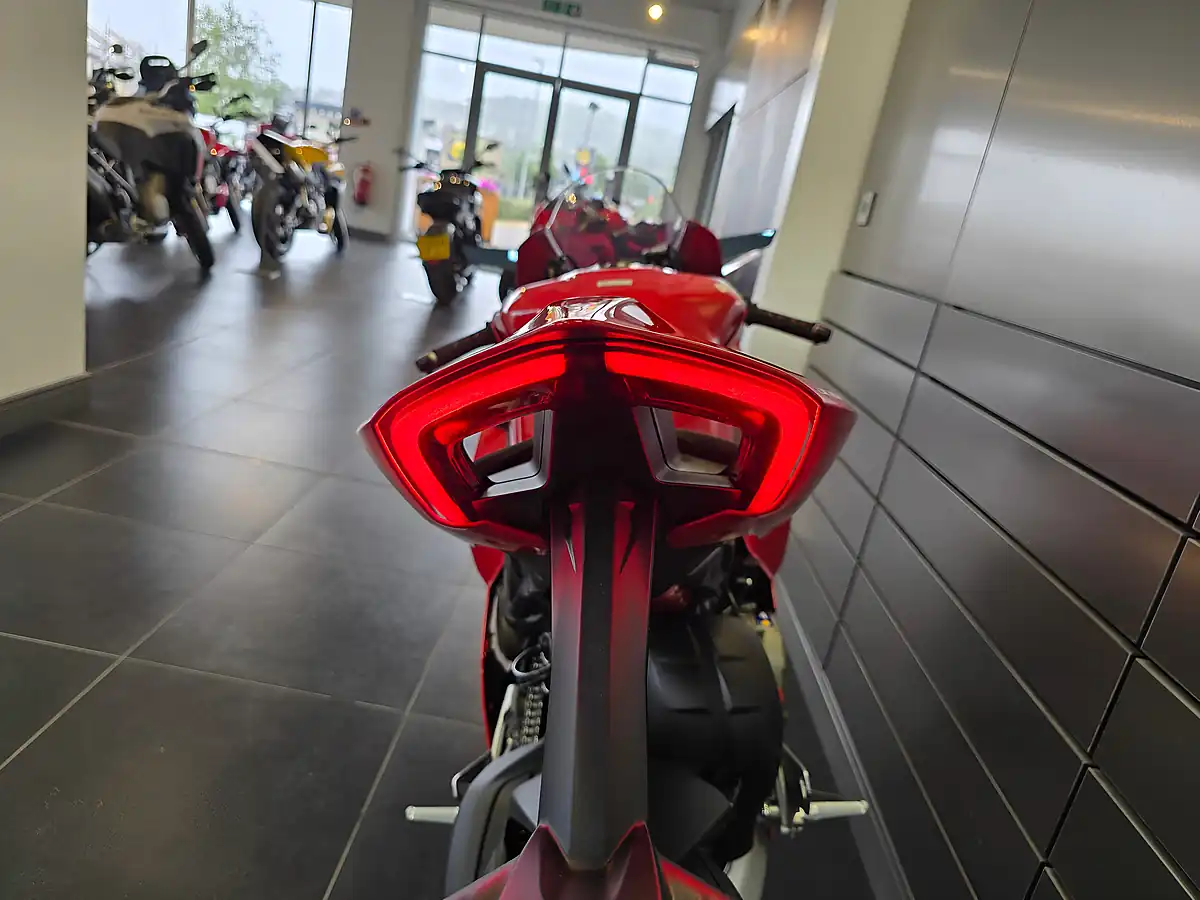 Used 2022 Ducati Panigale V4 S Red - Interior and Exterior details 12