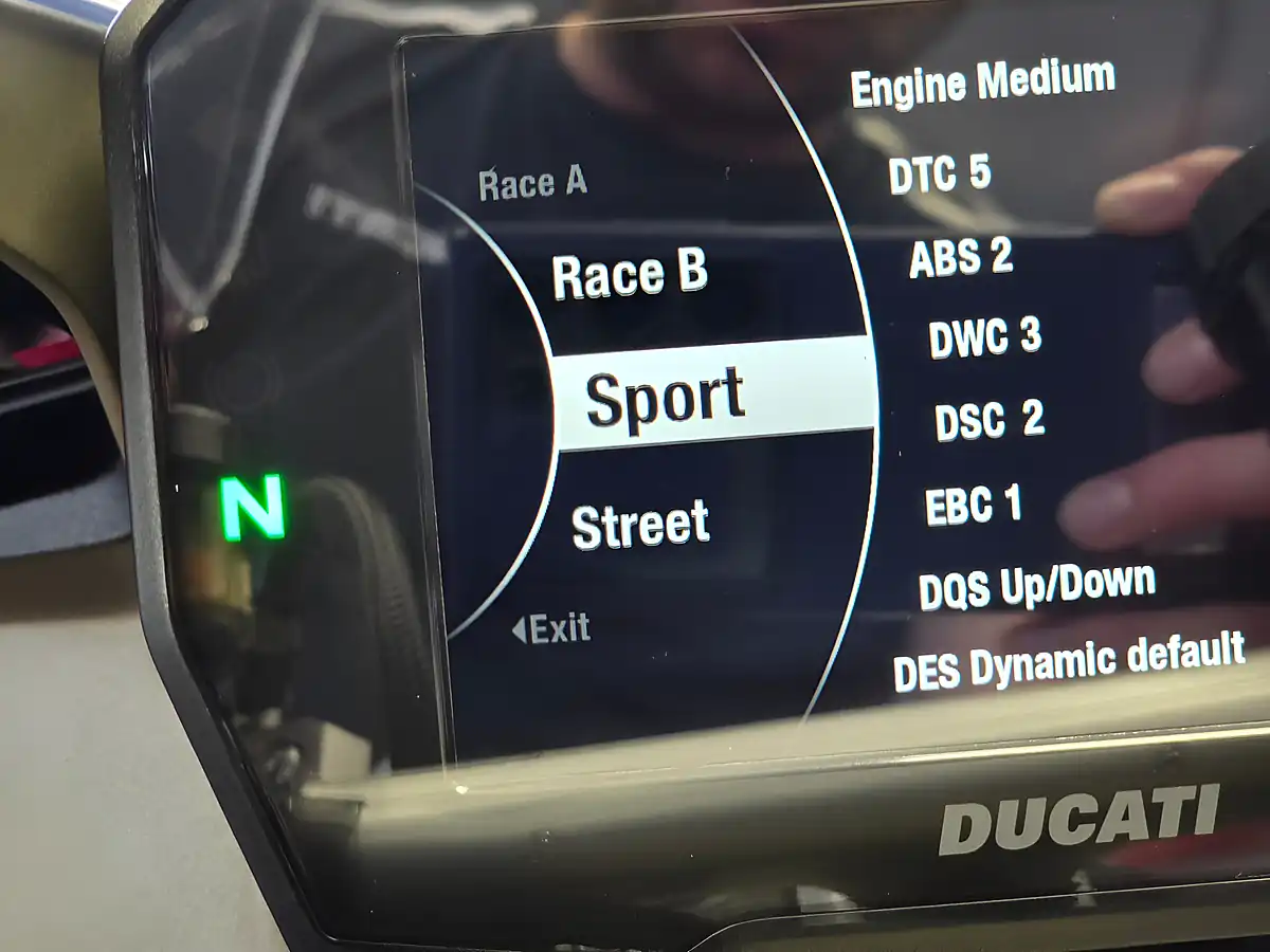 Used 2022 Ducati Panigale V4 S Red - Interior and Exterior details 15