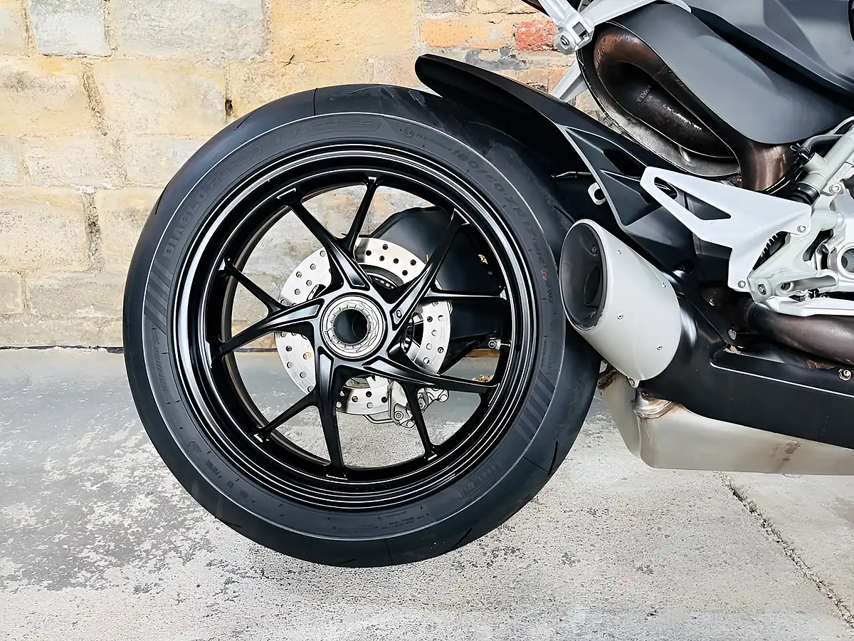 Used 2022 Ducati Streetfighter V2 Red - Interior and Exterior details 10