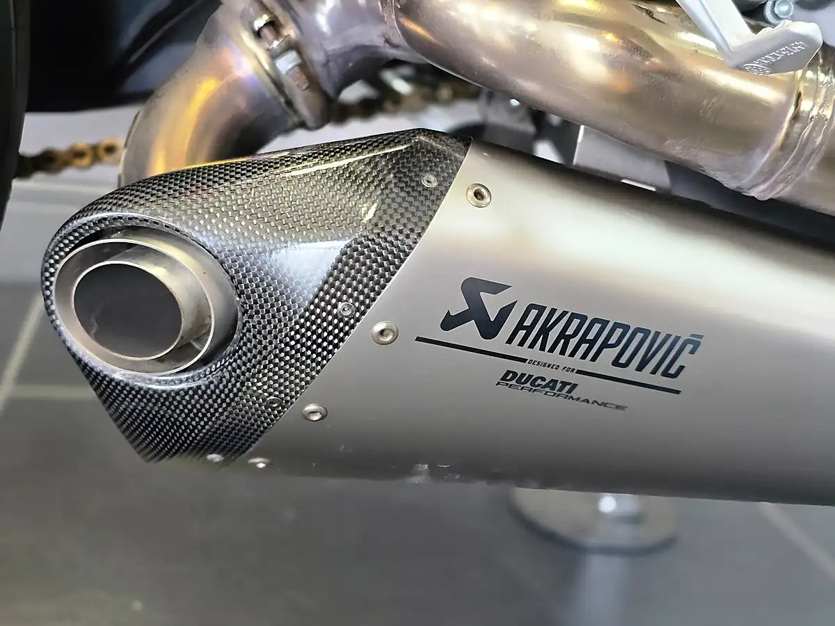 Used 2022 Ducati Streetfighter V2 Red - Interior and Exterior details 8