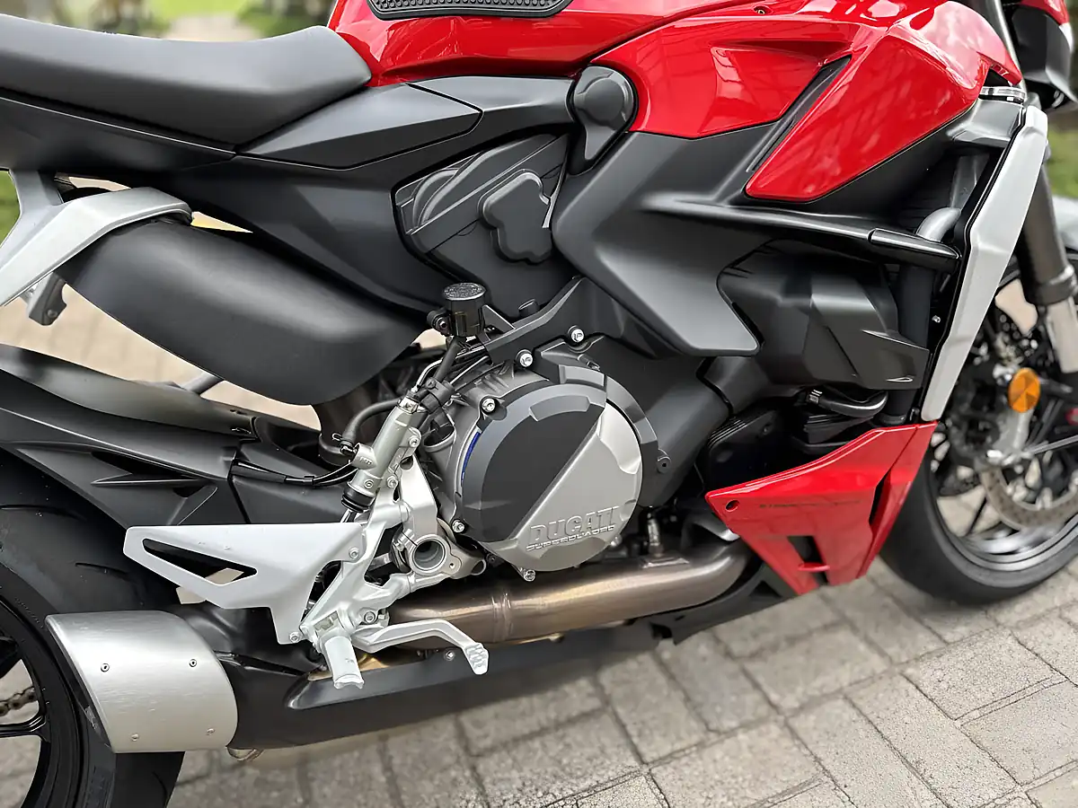 Used 2022 Ducati Streetfighter V2 Red - Interior and Exterior details 10
