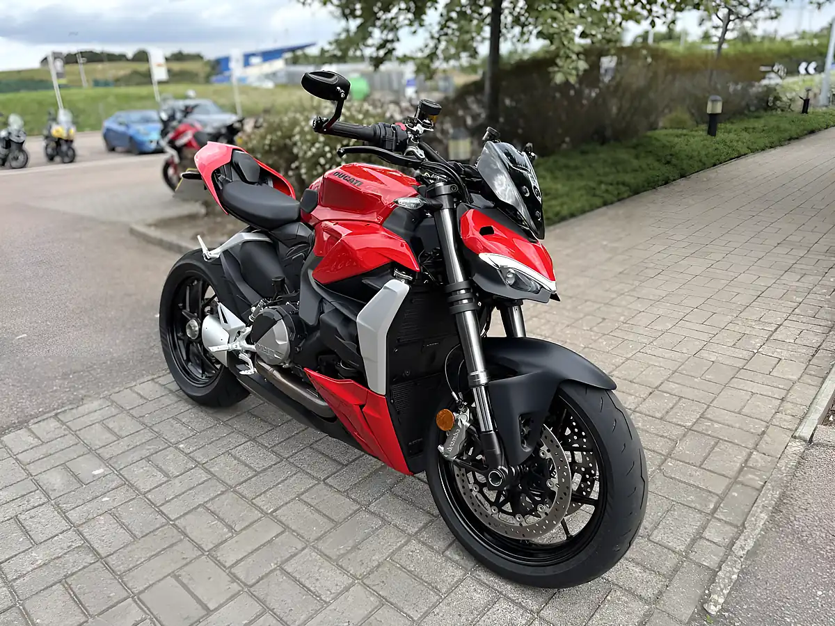 Used 2022 Ducati Streetfighter V2 Red - Interior and Exterior details 3