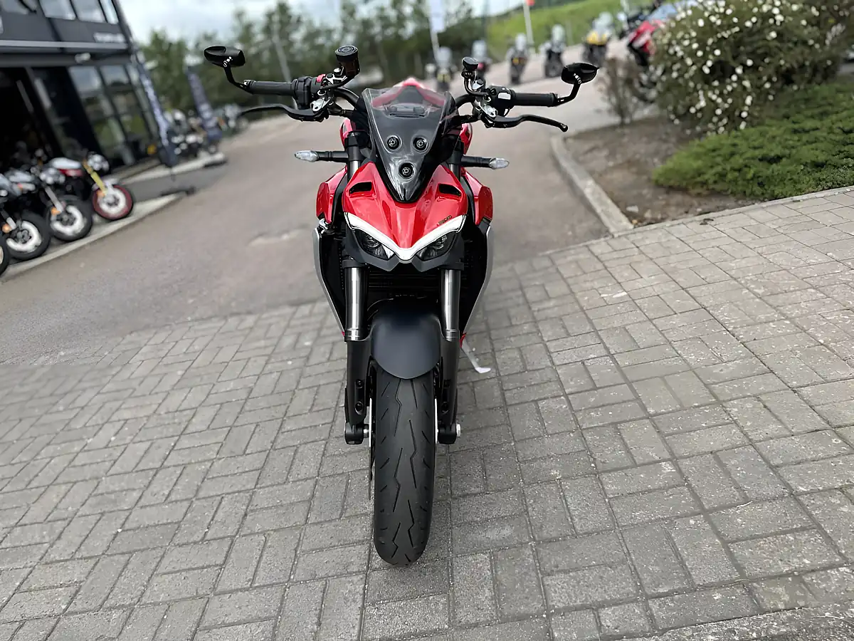 Used 2022 Ducati Streetfighter V2 Red - Interior and Exterior details 4