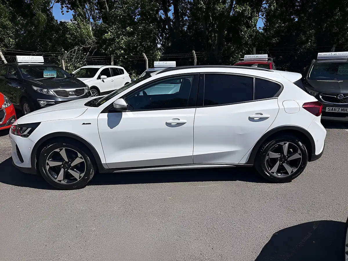 Used 2022 Ford Focus Active Style White - Interior and Exterior details 3